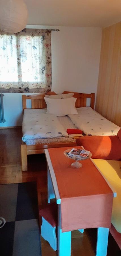 Guesthouse Nina SJJ Buitenkant foto